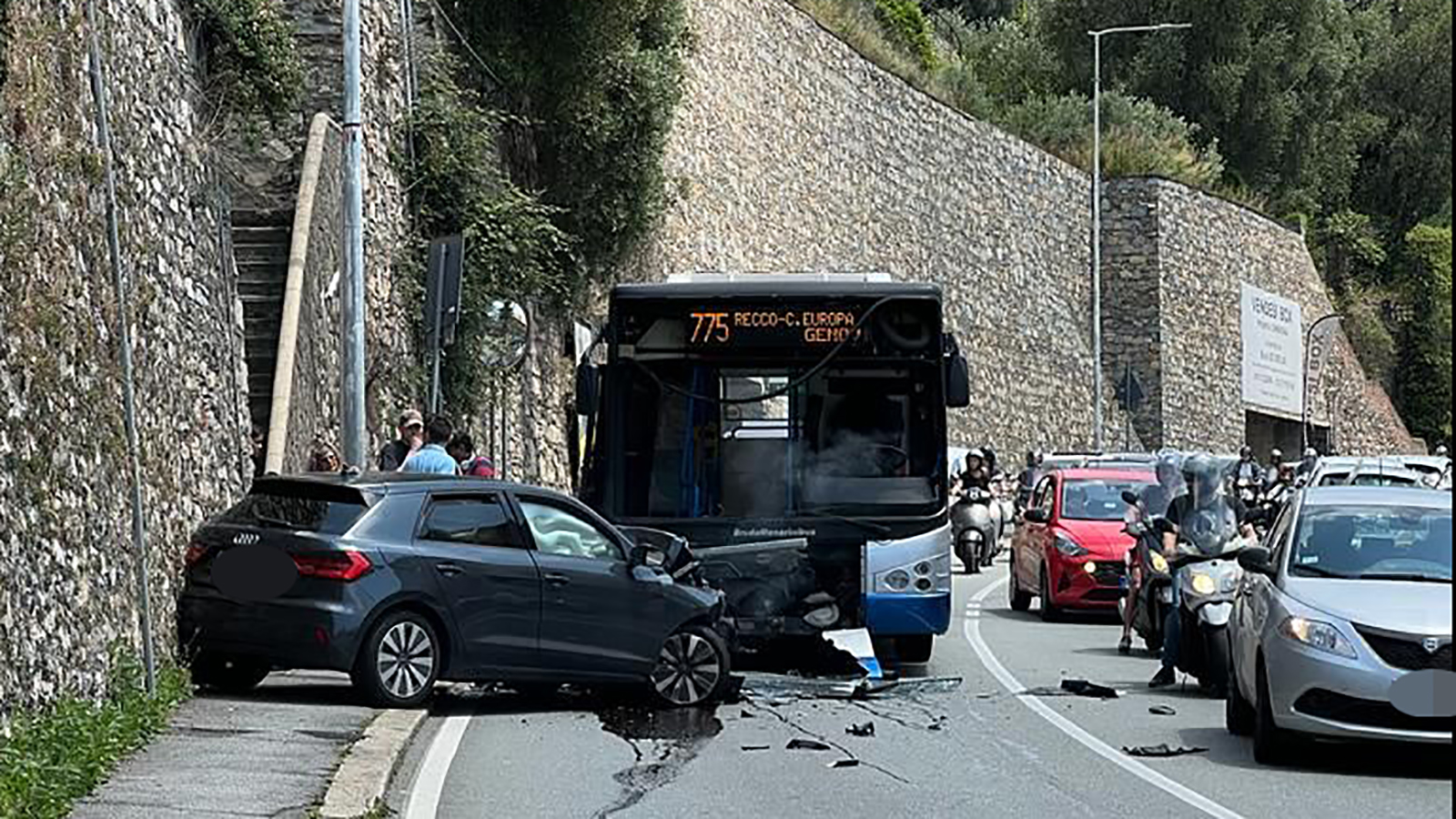 Scontro frontale tra auto e bus in via Donato somma, tre feriti ...