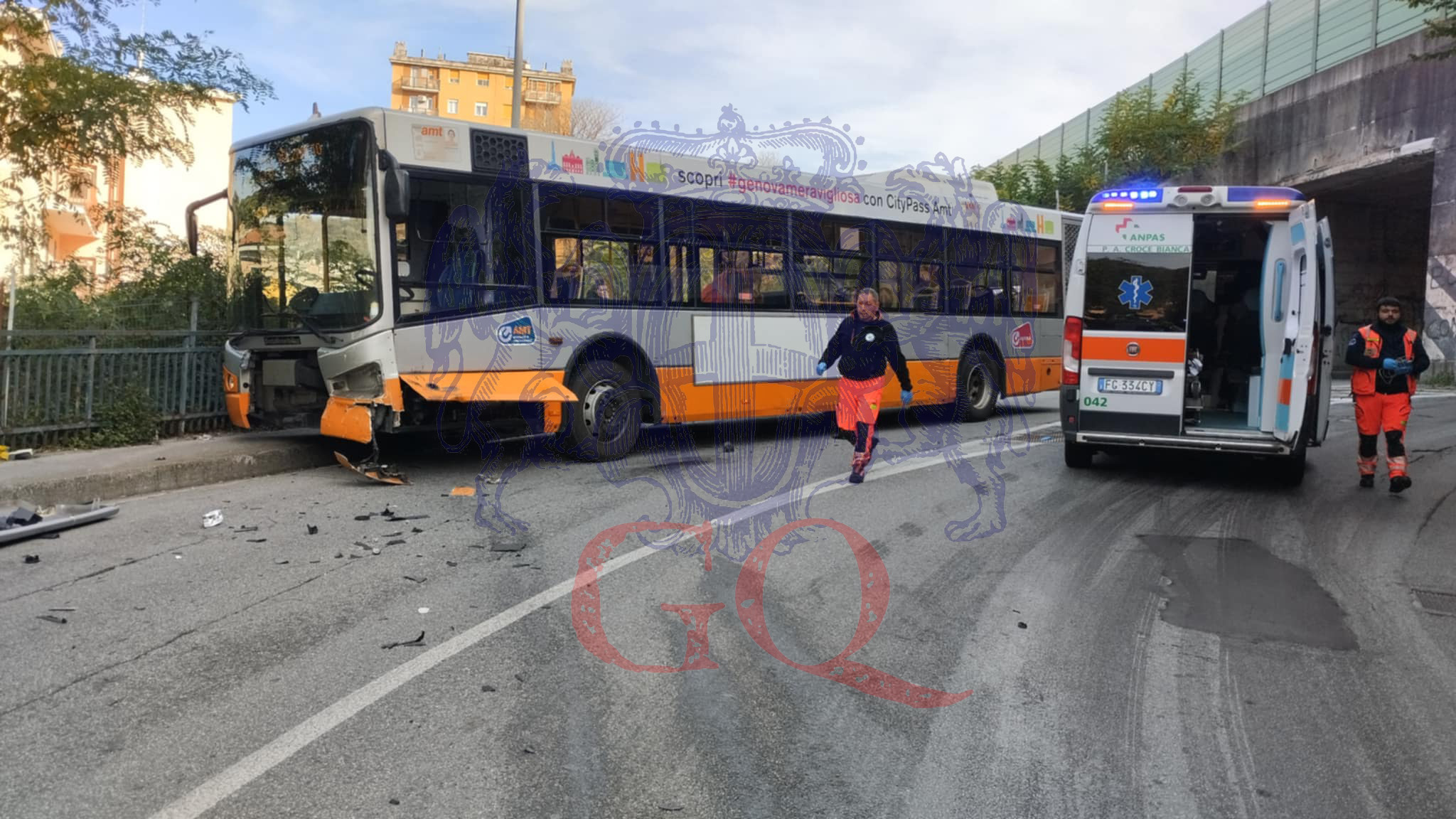 Frontale tra bus Amt e veicolo, grave incidente in via Maritano. Nove ...