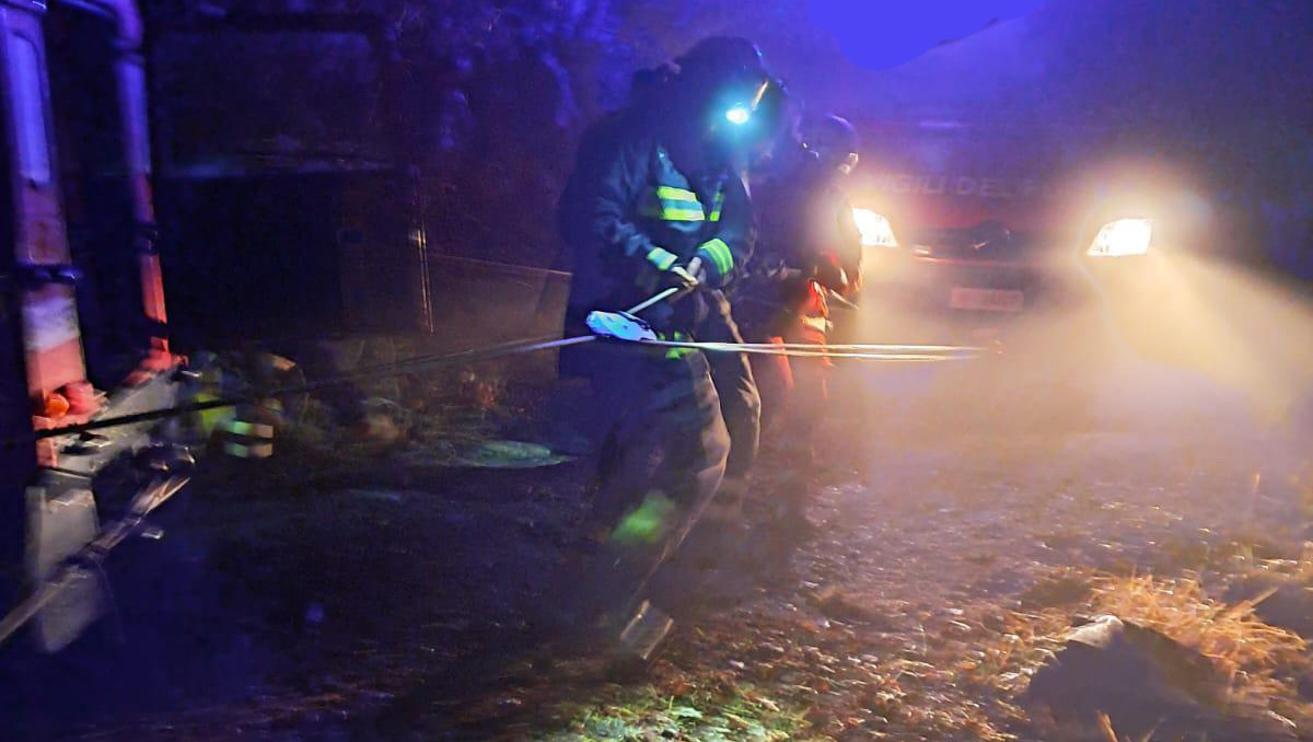 Scivola in un dirupo profondo 40 metri, recuperato dai Vigili del fuoco ...