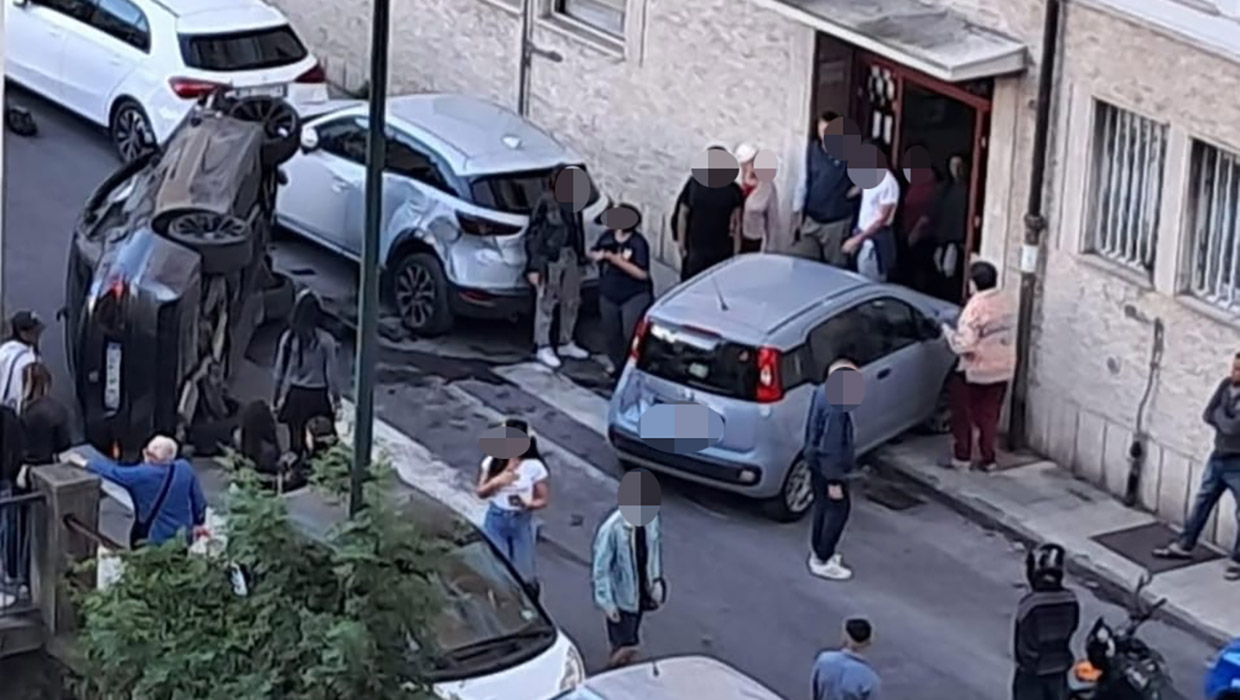 Via delle Ginestre chiusa per incidente. Auto si ribalta e ne travolge ...