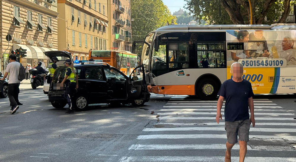 Scontro tra bus e auto alla Foce, conducente incastrato estratto dal ...