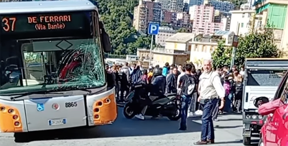 Scontro tra bus e scooter a Marassi, ferito un ragazzo di 17 anni ...
