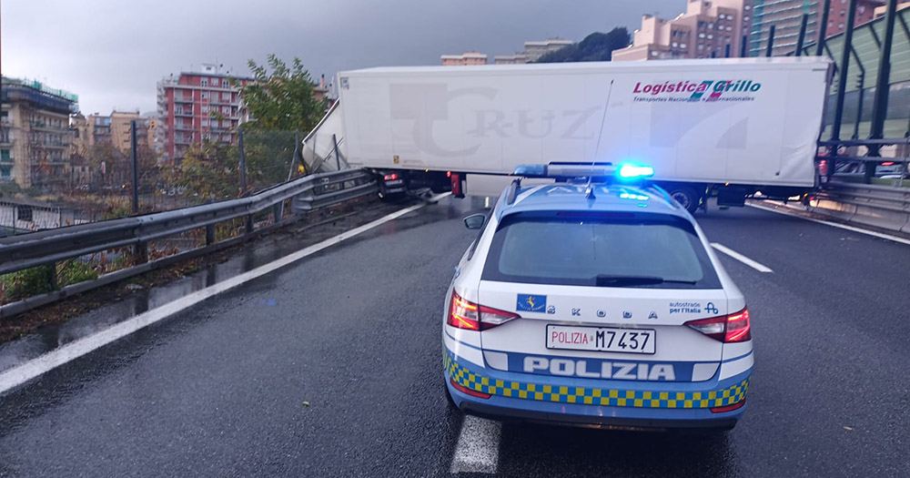 Tir traversato sulla A10 tra Arenzano e Pra’, traffico bloccato verso ...