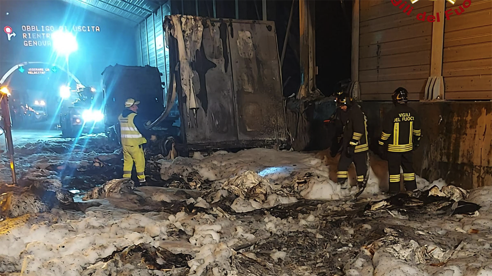 Camion in fiamme in autostrada, riapertura all’alba e traffico ancora ...